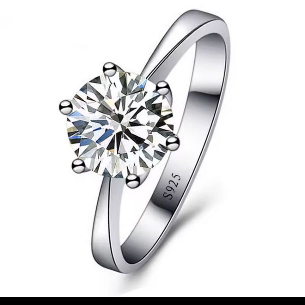 Elegant Silver Ring with crystal
